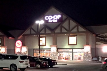 Image of Rocky Ridge food store in Calgary, Alberta, at night.